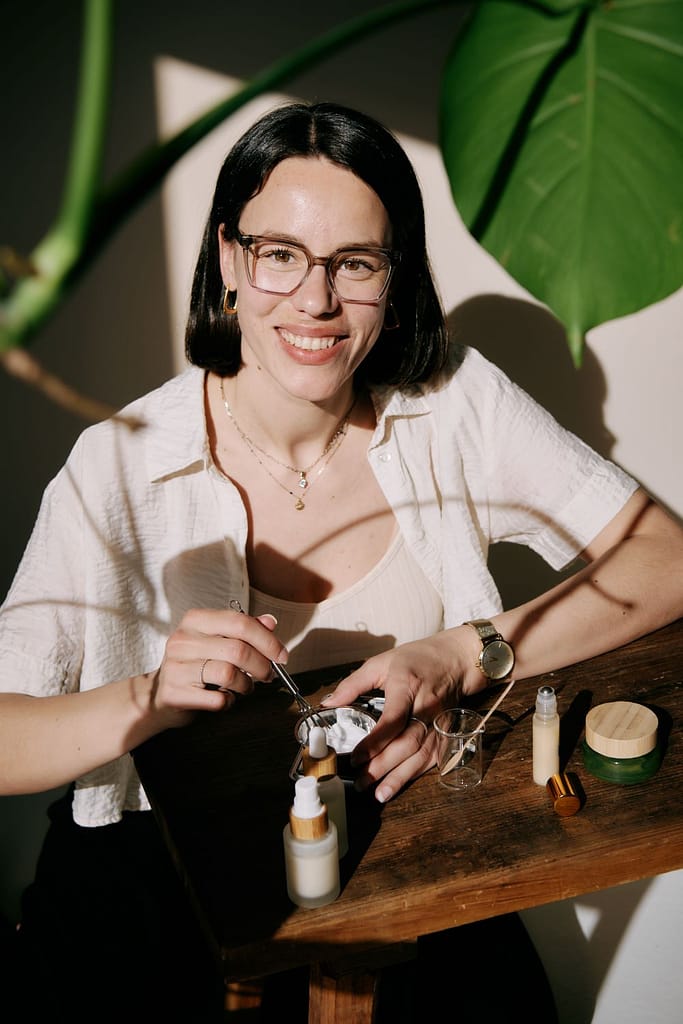 Portrait von Dr Ruth beim rühren von Kosmetik, wie in einem ihrer Workshops zu Clean Beauty und Naturkosmetik