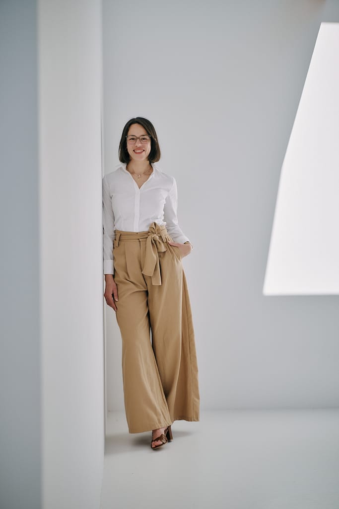 Ganzkörperporträt von Dr Ruth auf ihrer Website