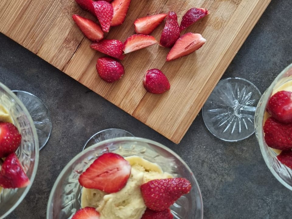 Dr. Ruth: selbstgemachtes regionales und saisonales Rhabarber-Orangen-Eis mit frischen Erdbeeren